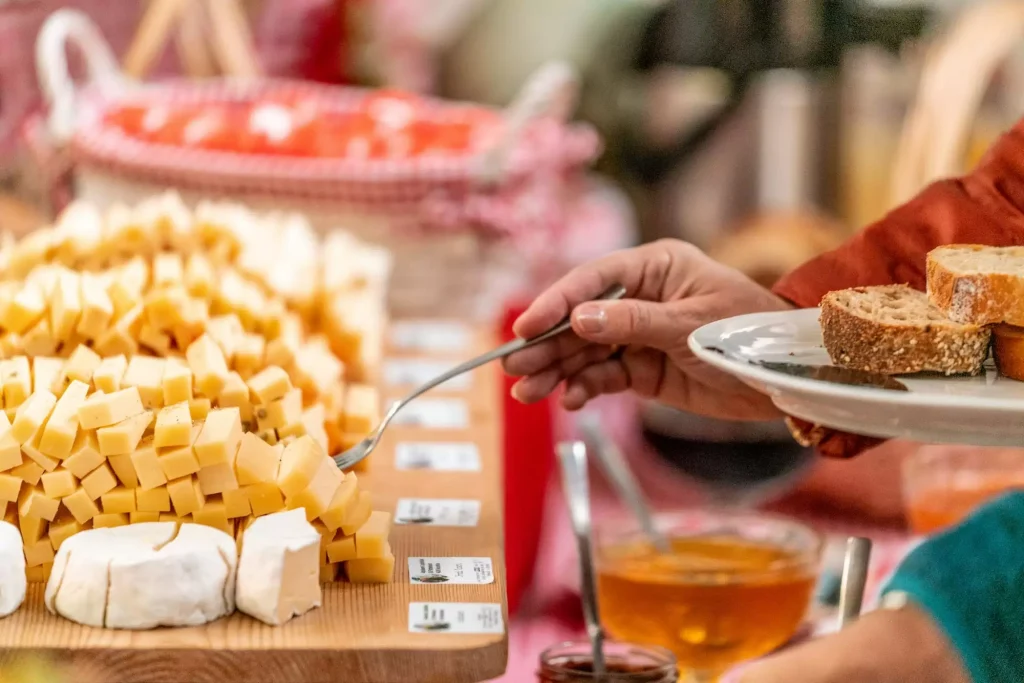 Qualcuno sta prendendo qualcosa dal buffet dei formaggi.