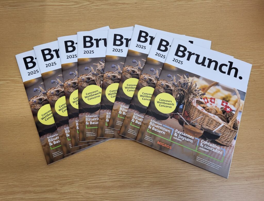 Molte riviste di brunch su un tavolo di legno.