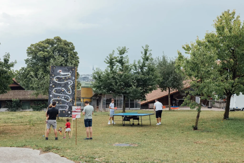 Un tavolo da ping-pong e un gioco del tiro alla fune su un prato.