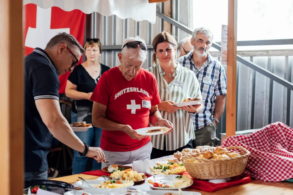 Gli ospiti si servono al buffet del brunch.