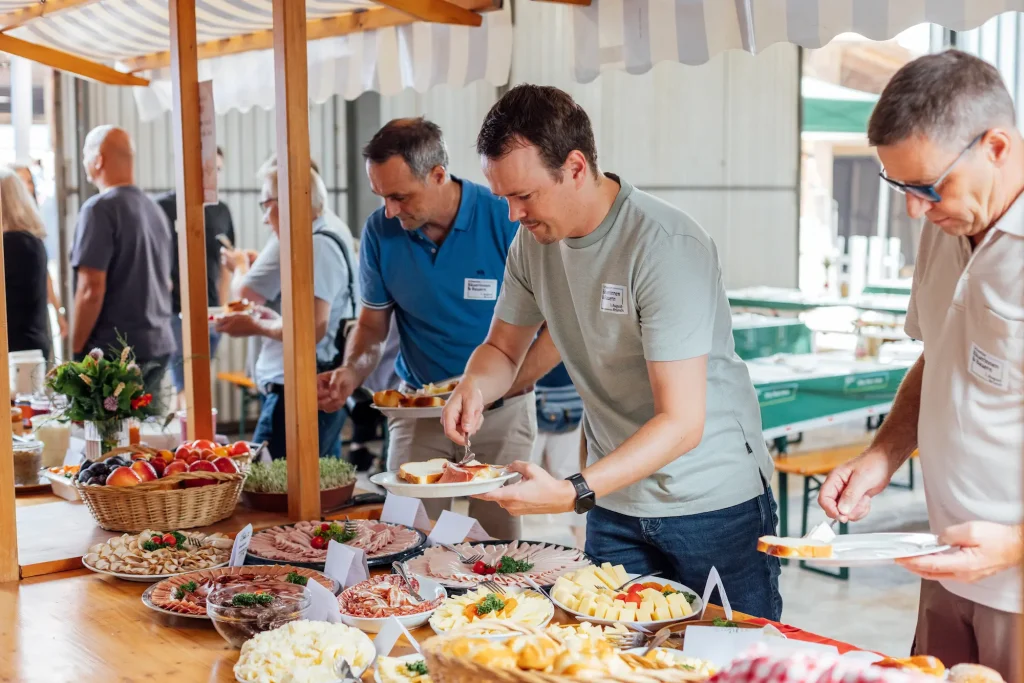 Gli ospiti si servono al ricco buffet del brunch.